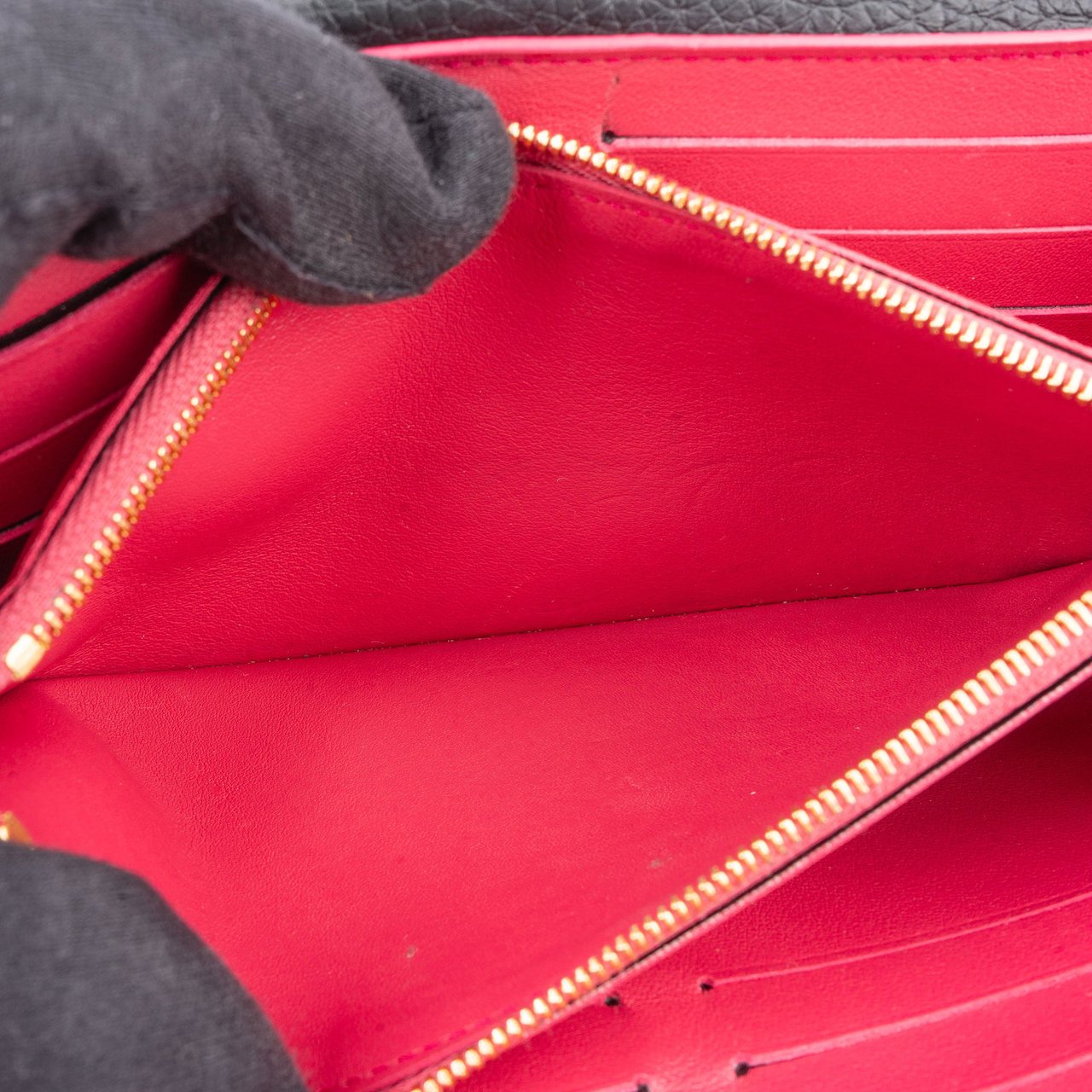 Louis Vuitton Louis Vuitton Noir Taurillon Capucines Wallet Zwart