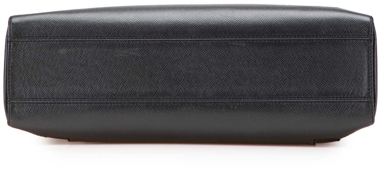 Louis Vuitton Taiga Kasbek PM Zwart