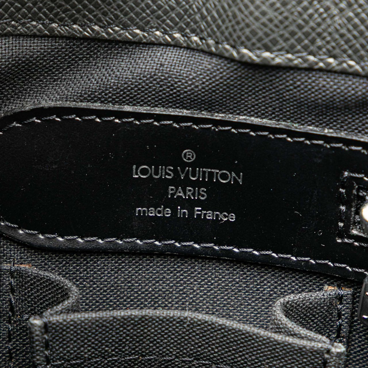 Louis Vuitton Taiga Kasbek PM Zwart