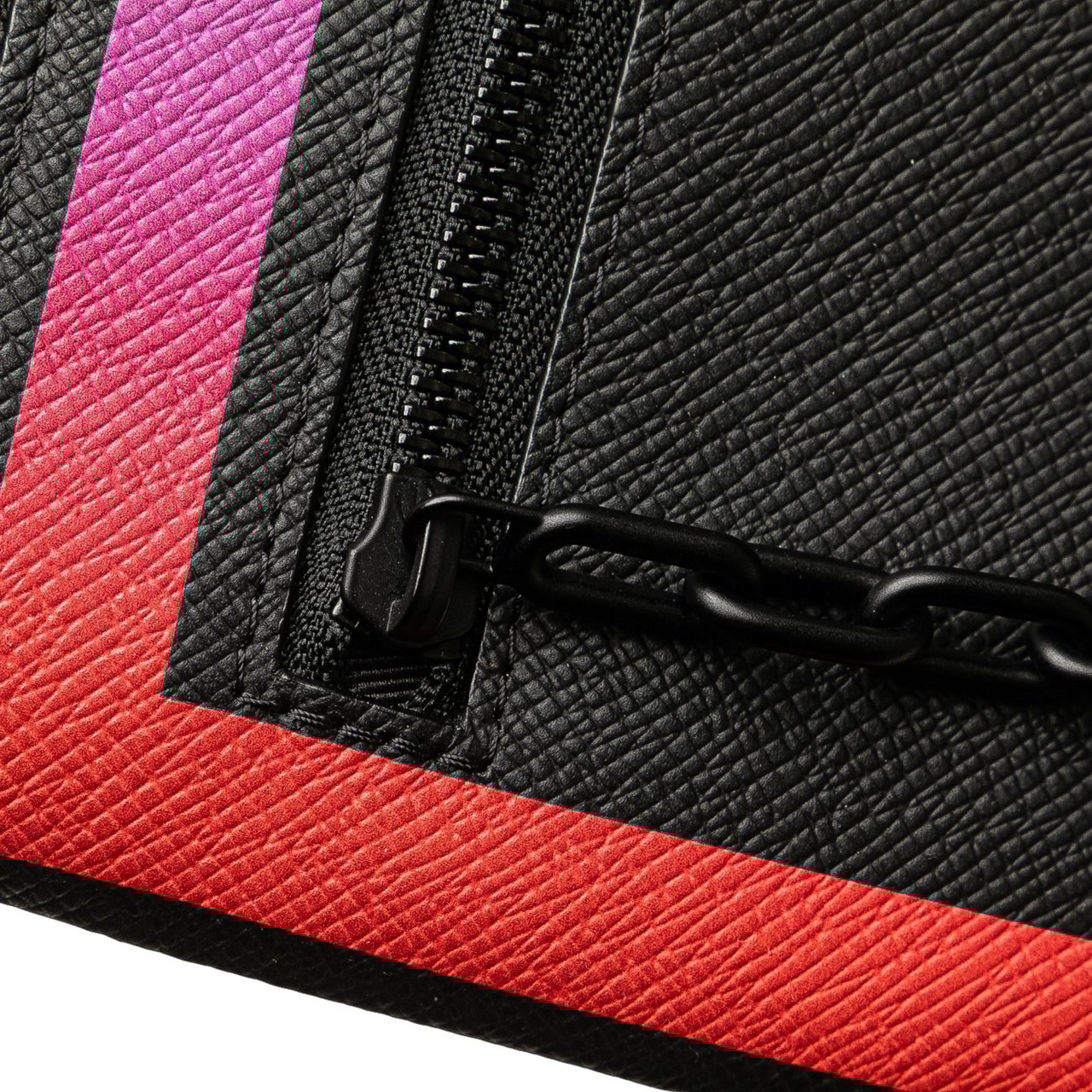 Louis Vuitton Taiga Rainbow Pochette A4 Zwart
