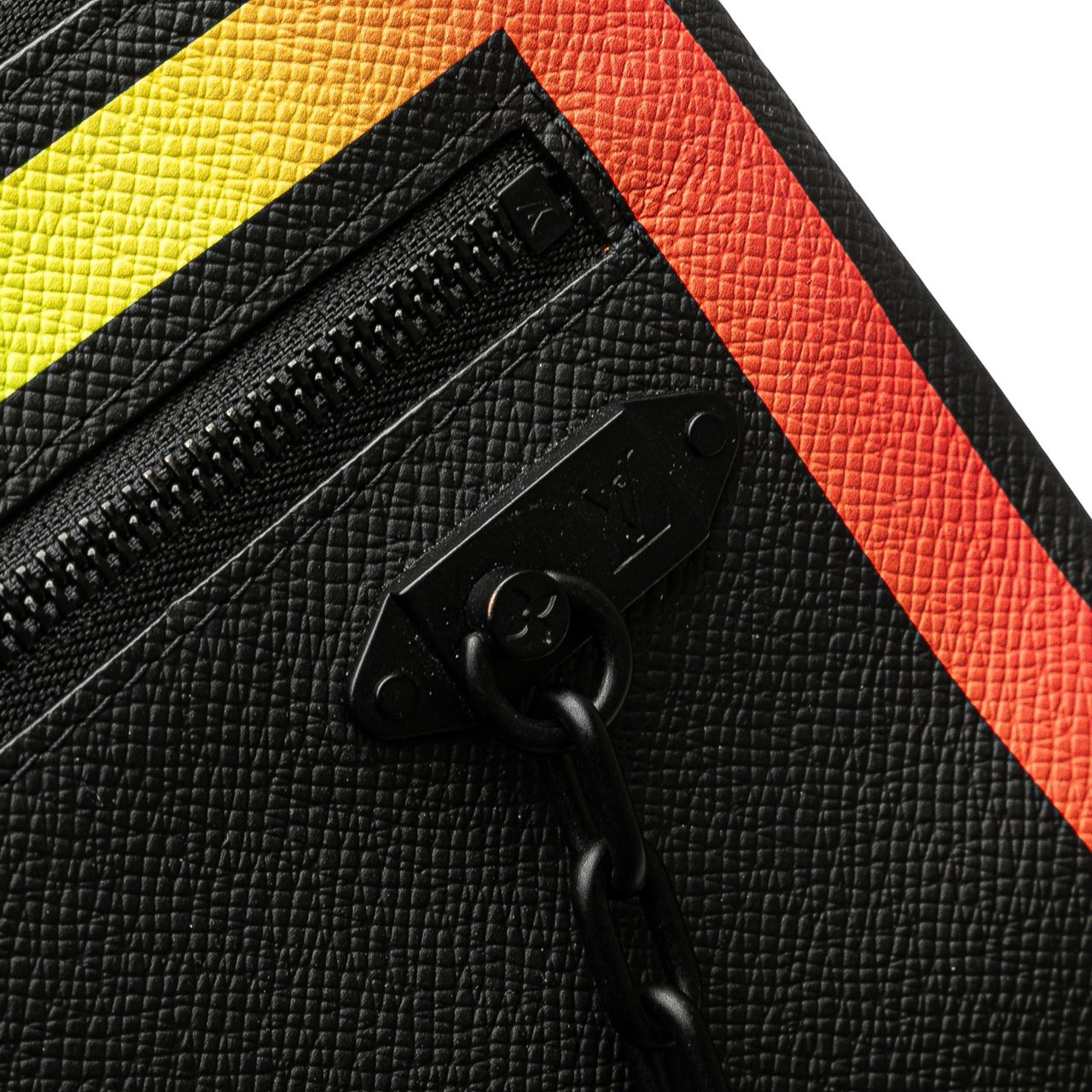 Louis Vuitton Taiga Rainbow Pochette A4 Zwart