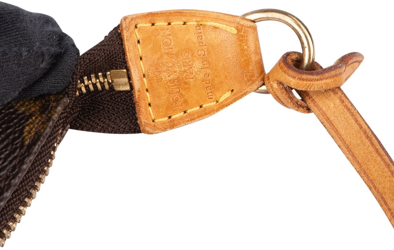 Louis Vuitton Louis Vuitton Canvas Monogram Pochette Accessoire Handbag Bruin