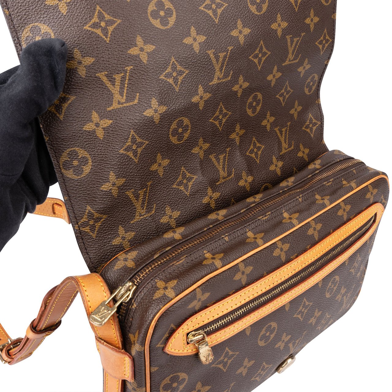 Louis Vuitton Louis Vuitton Canvas Monogram Saint Germain GM Crossbody Bag Bruin
