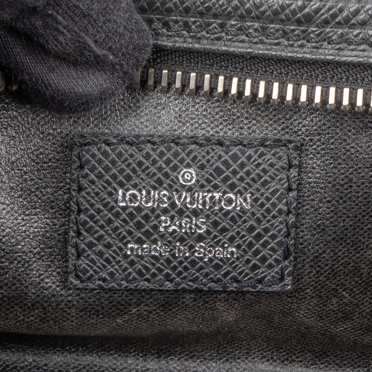 Louis Vuitton Louis Vuitton Noir Taiga Leather Toiletry Bag Zwart