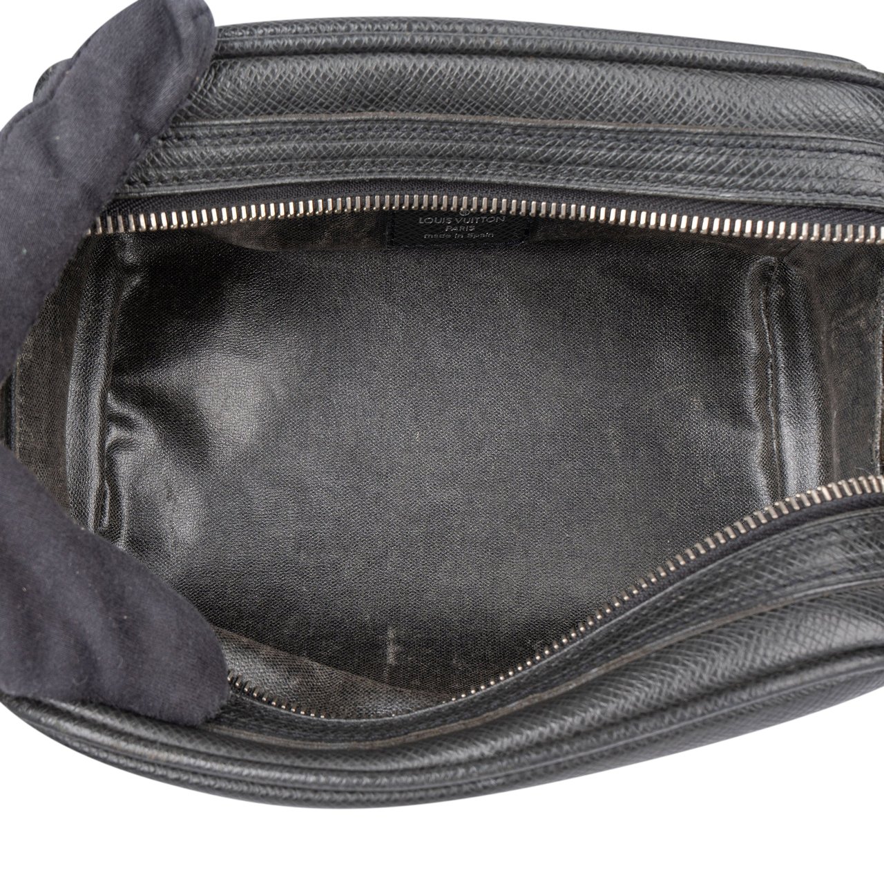 Louis Vuitton Louis Vuitton Noir Taiga Leather Toiletry Bag Zwart