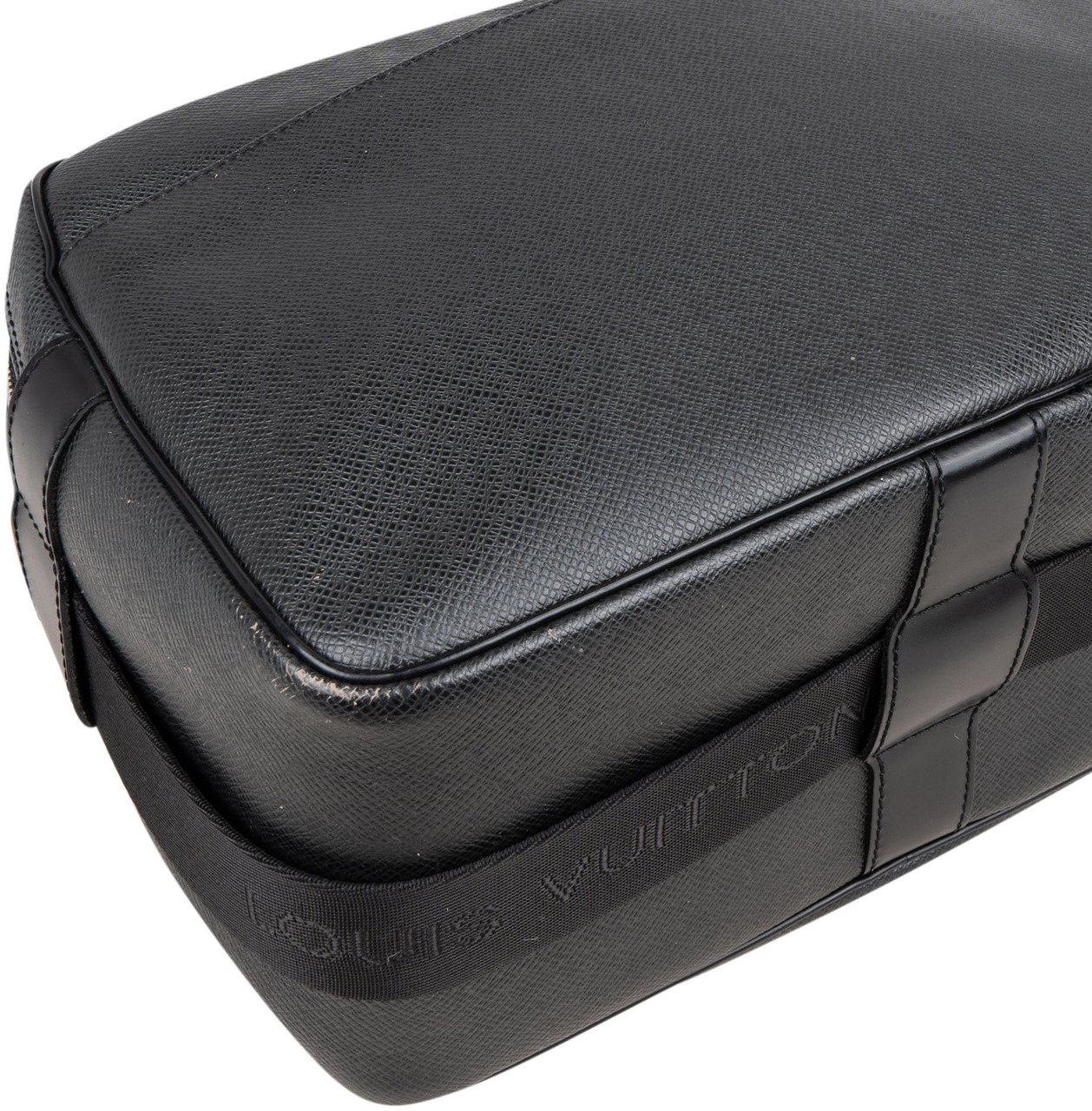 Louis Vuitton Louis Vuitton Taiga Leather Messenger Reporter PM Crossbody Bag Zwart