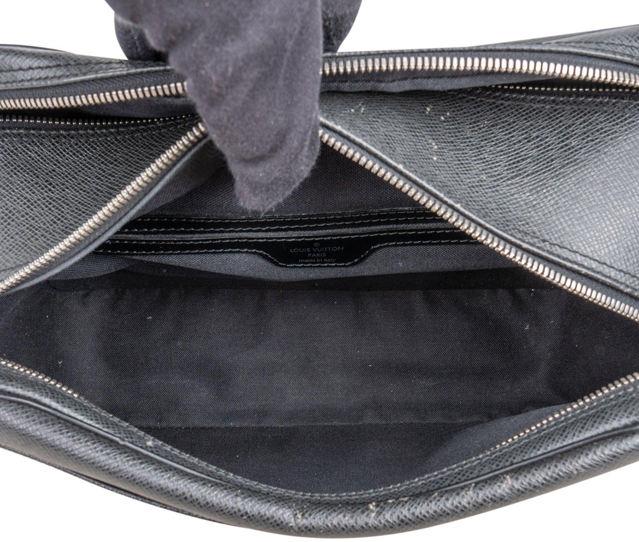 Louis Vuitton Louis Vuitton Taiga Leather Messenger Reporter PM Crossbody Bag Zwart