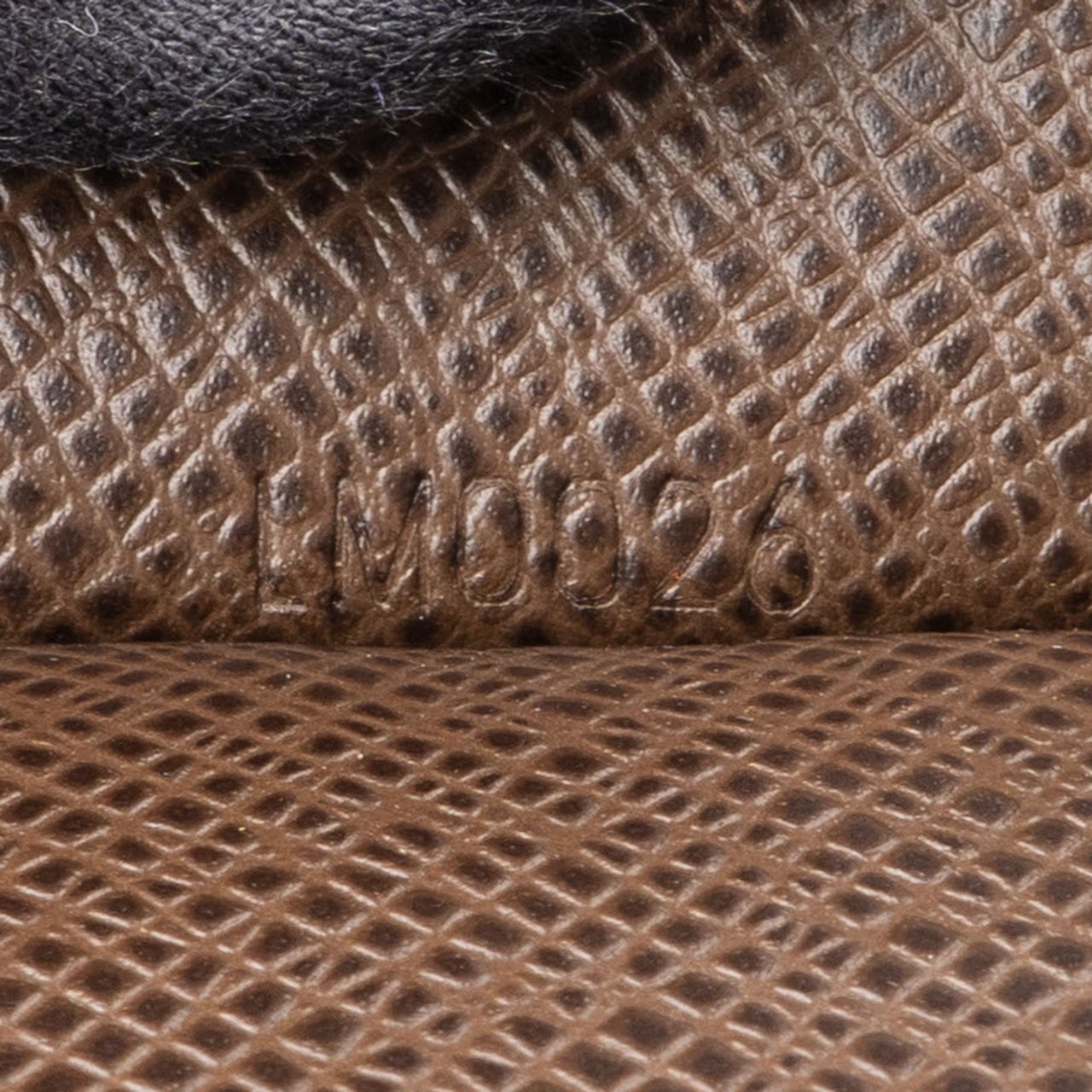 Louis Vuitton Louis Vuitton Brun Taiga Leather Toiletry Bag Bruin