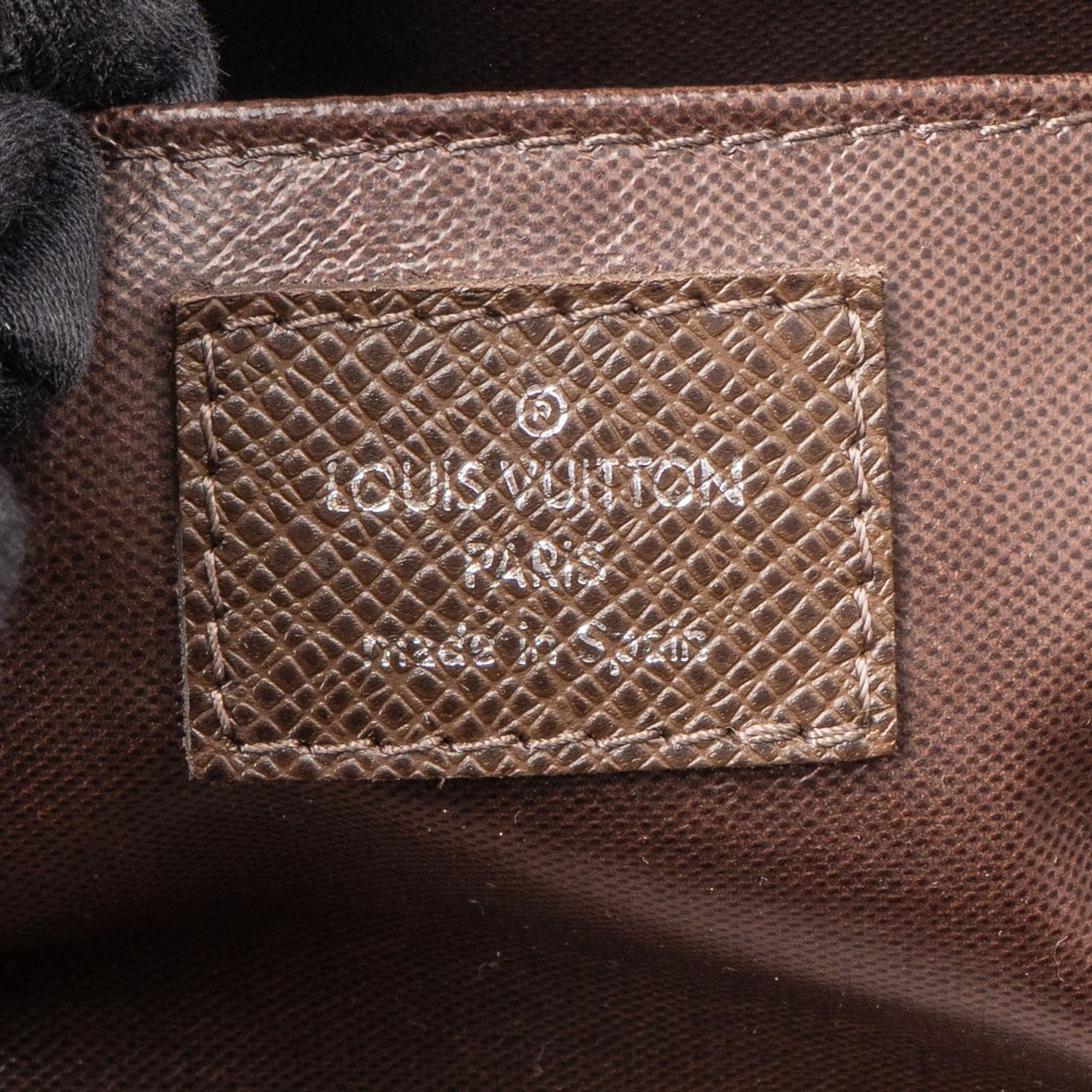 Louis Vuitton Louis Vuitton Brun Taiga Leather Toiletry Bag Bruin