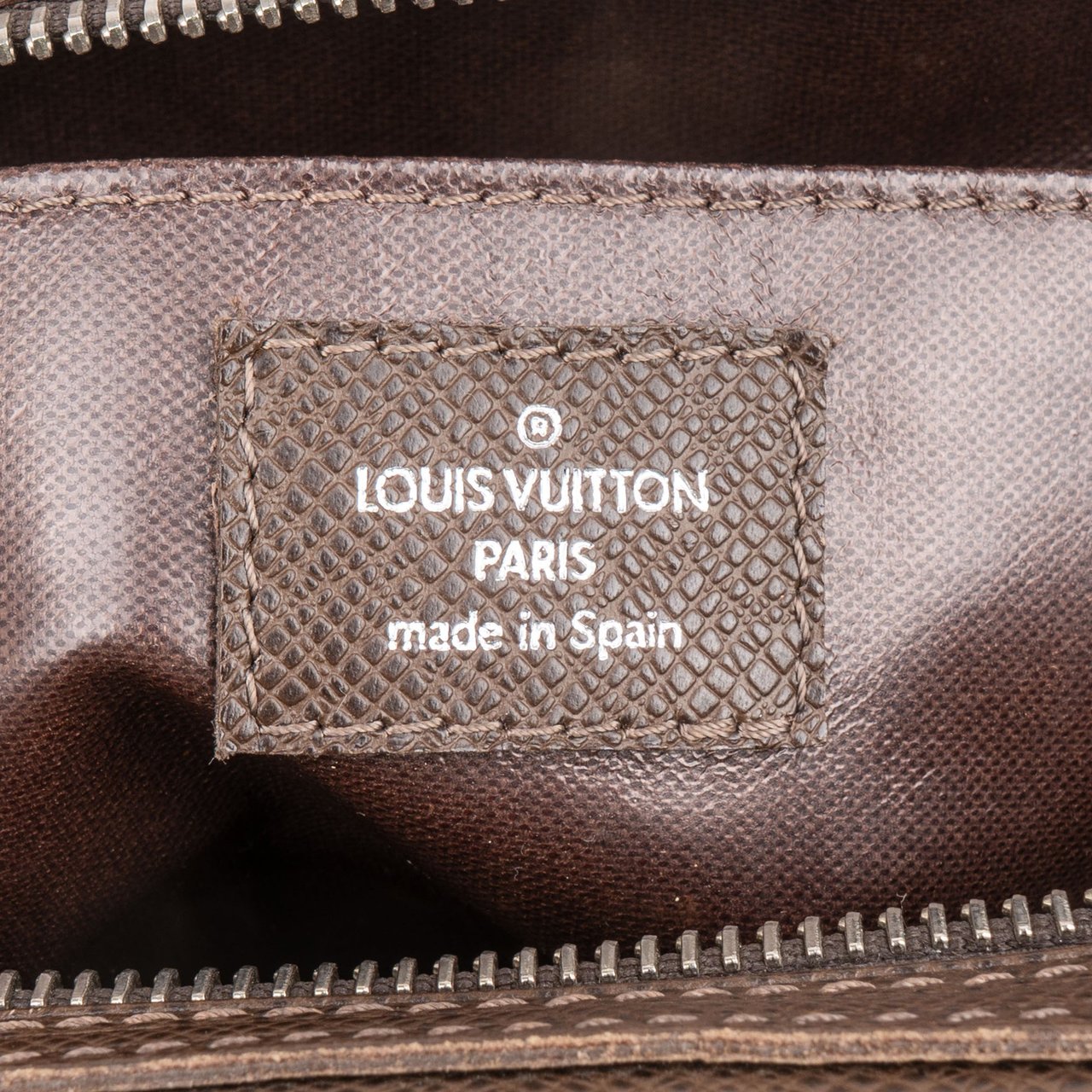 Louis Vuitton Louis Vuitton Brun Taiga Leather Toiletry Bag Bruin