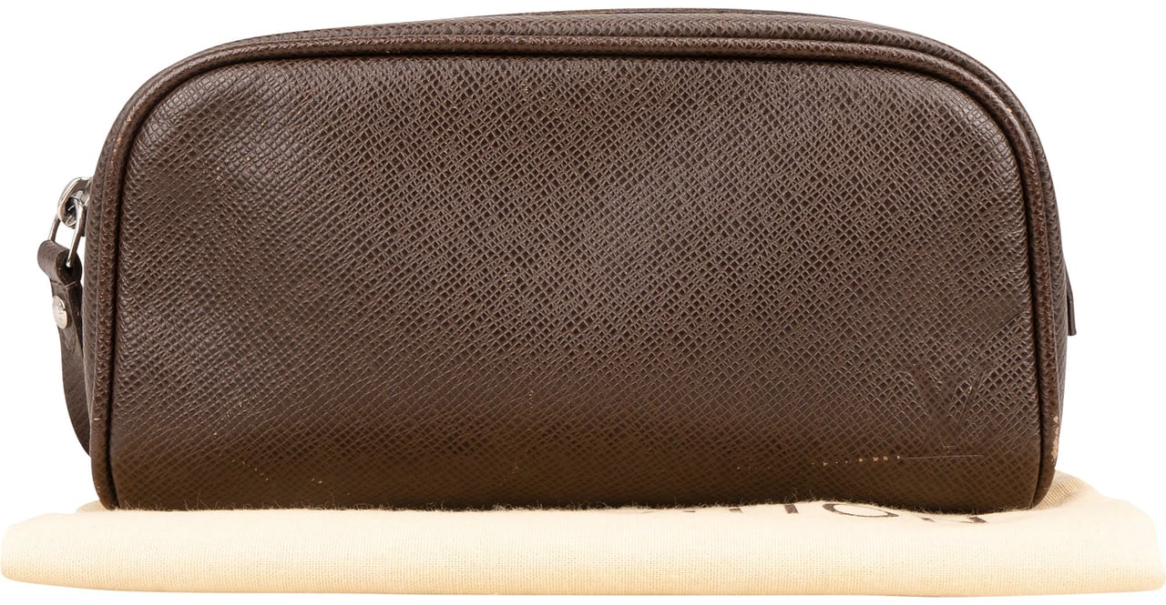 Louis Vuitton Louis Vuitton Brun Taiga Leather Toiletry Bag Bruin