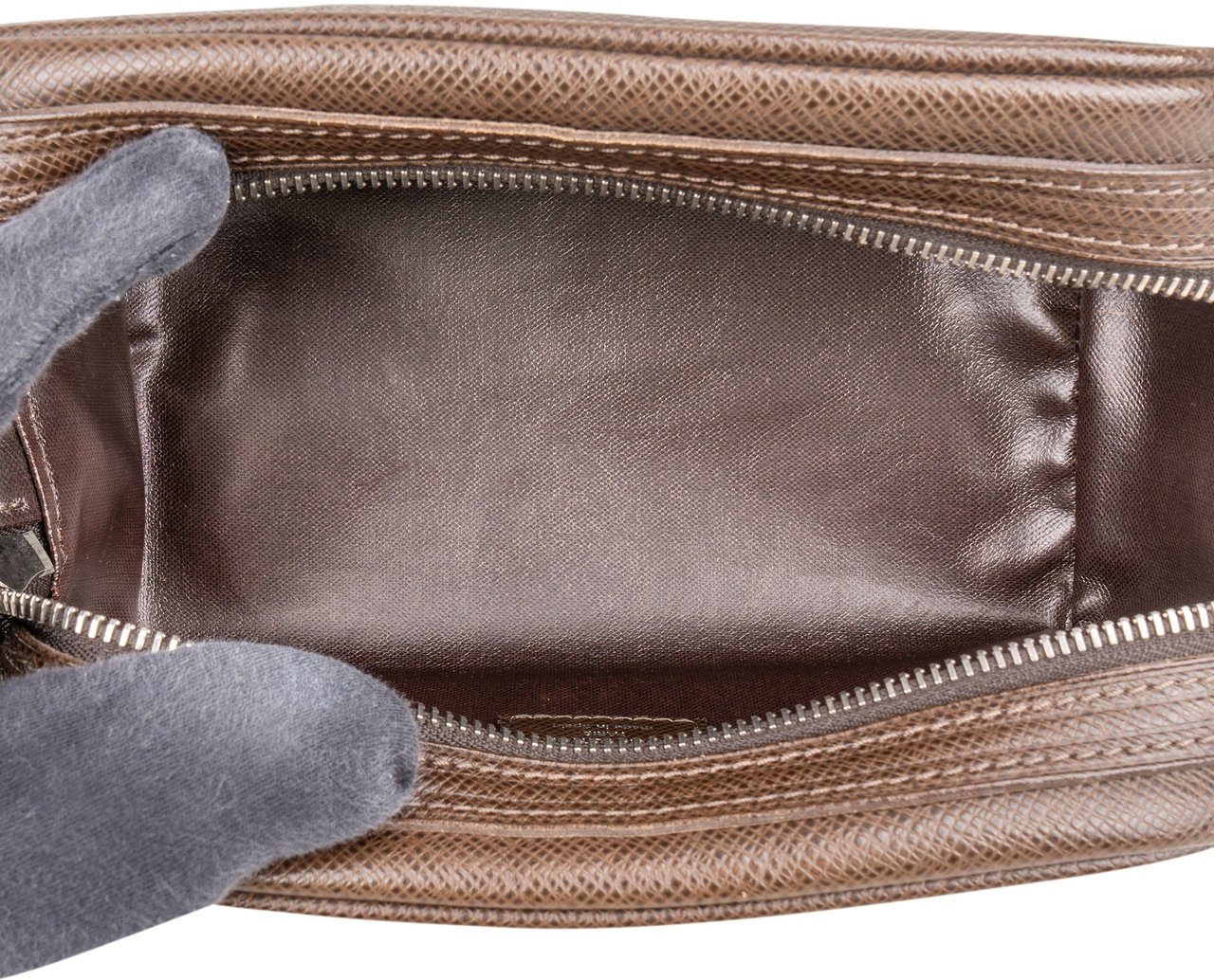 Louis Vuitton Louis Vuitton Brun Taiga Leather Toiletry Bag Bruin