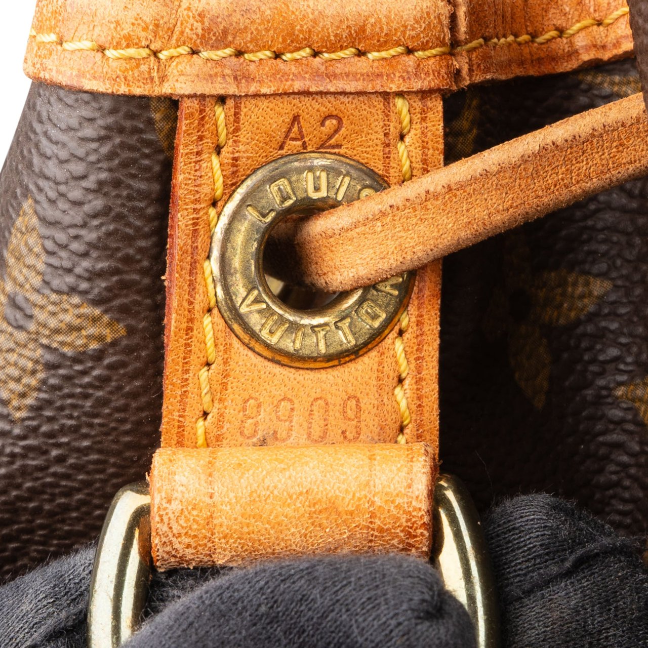 Louis Vuitton Monogram Canvas Sac Noé Grande Shoulder Bag Bruin