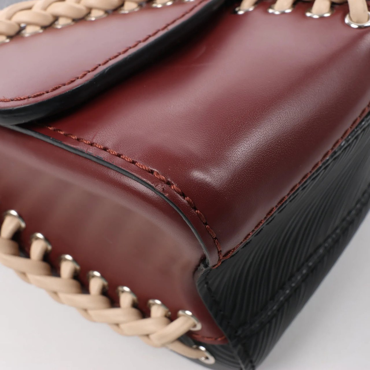 Louis Vuitton Louis Vuitton Epi Leather Twist MM Shoulder Bag in Black M42449 Zwart