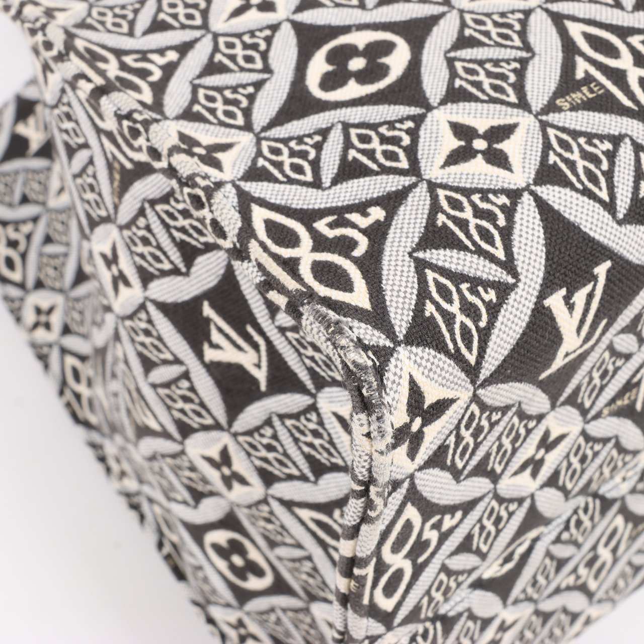 Louis Vuitton Louis Vuitton Since 1854 OnTheGo GM Handbag in Black x White M57207 Divers