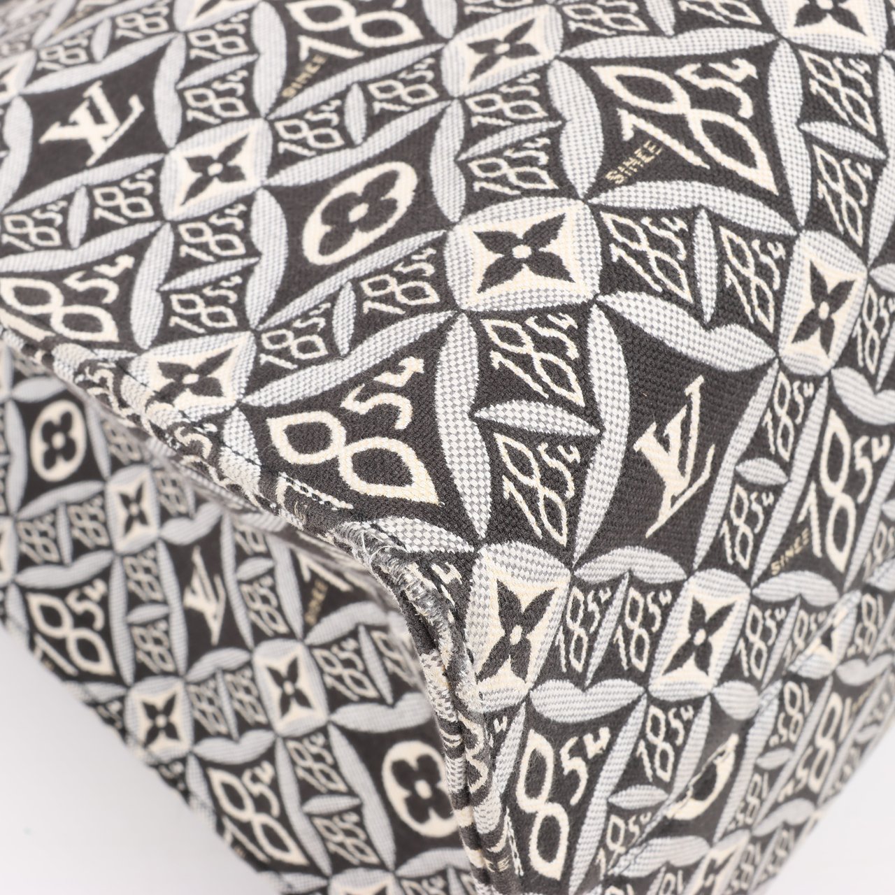 Louis Vuitton Louis Vuitton Since 1854 OnTheGo GM Handbag in Black x White M57207 Divers