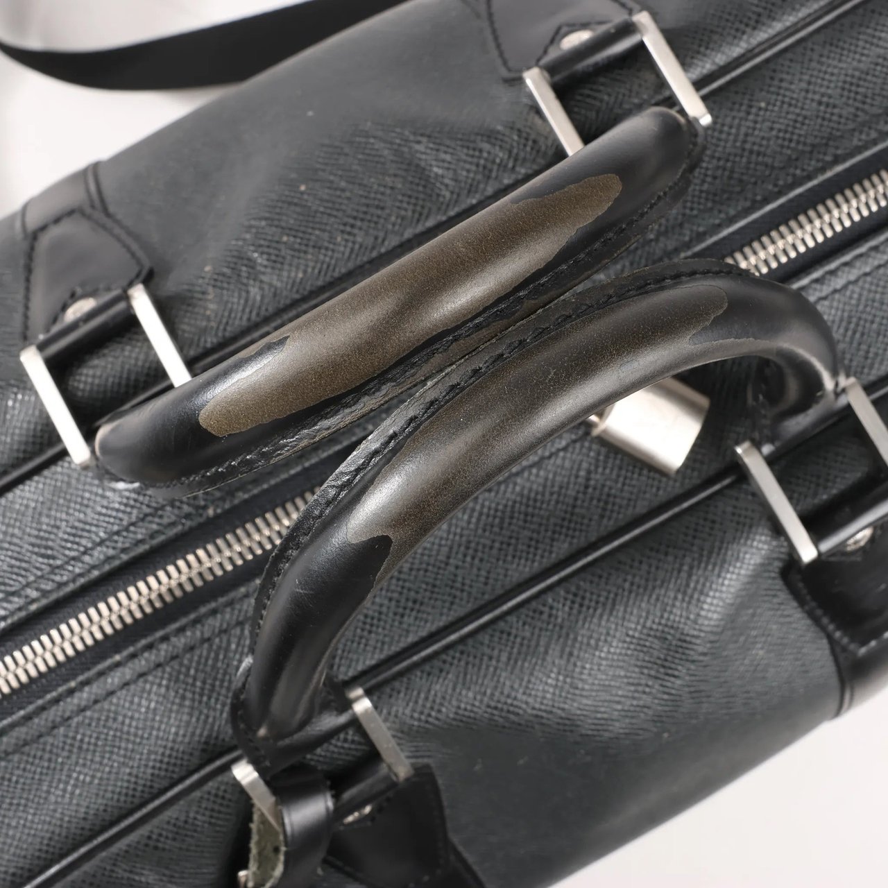 Louis Vuitton Louis Vuitton Taiga Leather Kendall PM Travel bag in Black M30122 Zwart