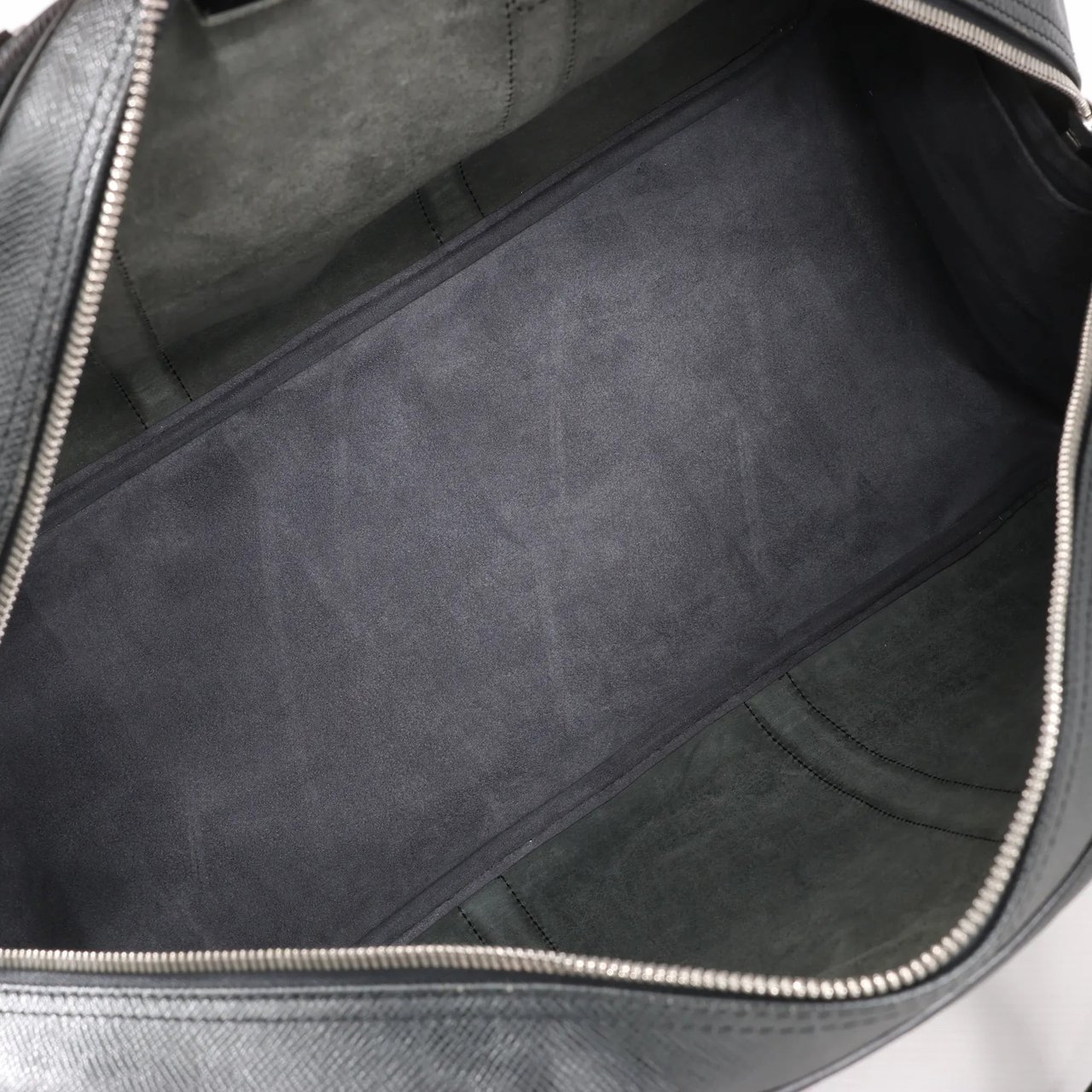 Louis Vuitton Louis Vuitton Taiga Leather Kendall PM Travel bag in Black M30122 Zwart