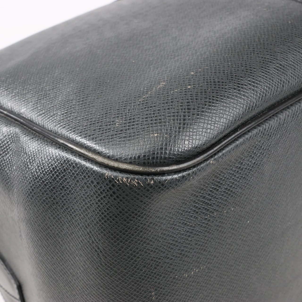 Louis Vuitton Louis Vuitton Taiga Leather Kendall PM Travel bag in Black M30122 Zwart