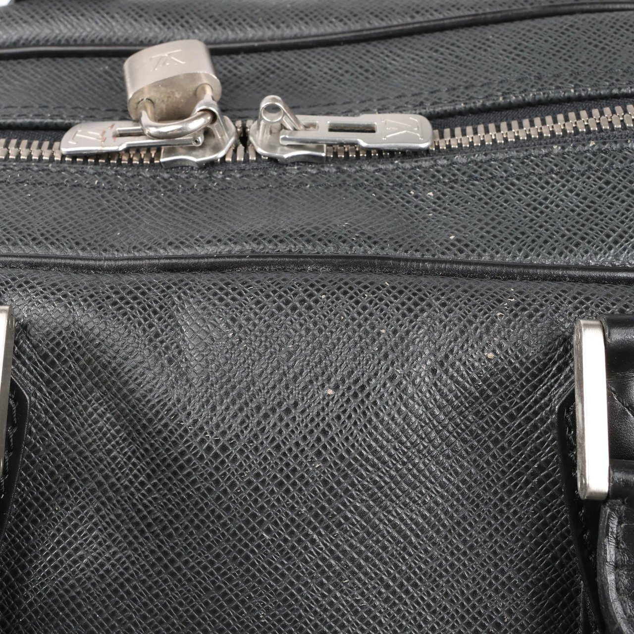 Louis Vuitton Louis Vuitton Taiga Leather Kendall PM Travel bag in Black M30122 Zwart