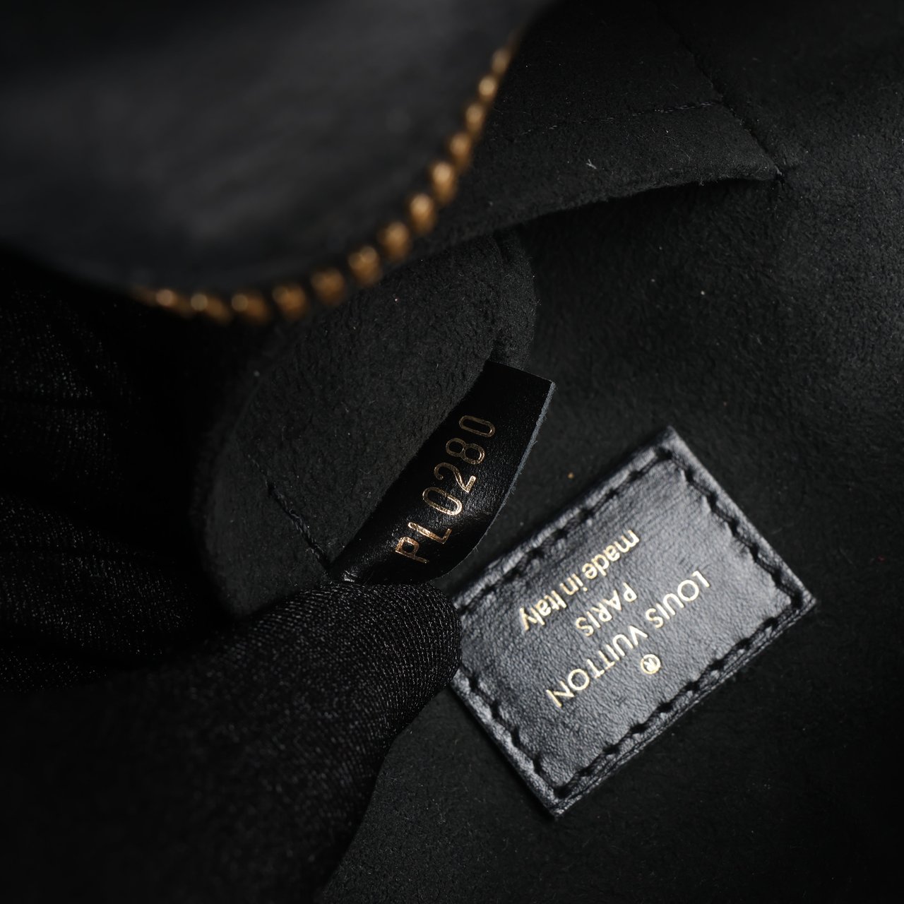 Louis Vuitton Louis Vuitton Boite Chapeau Souple Vernis Leather Crossbody Bag in Black M53999 Zwart