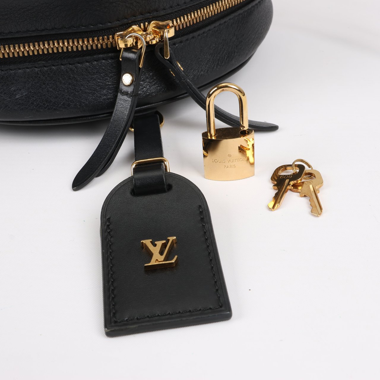 Louis Vuitton Louis Vuitton Boite Chapeau Souple Vernis Leather Crossbody Bag in Black M53999 Zwart