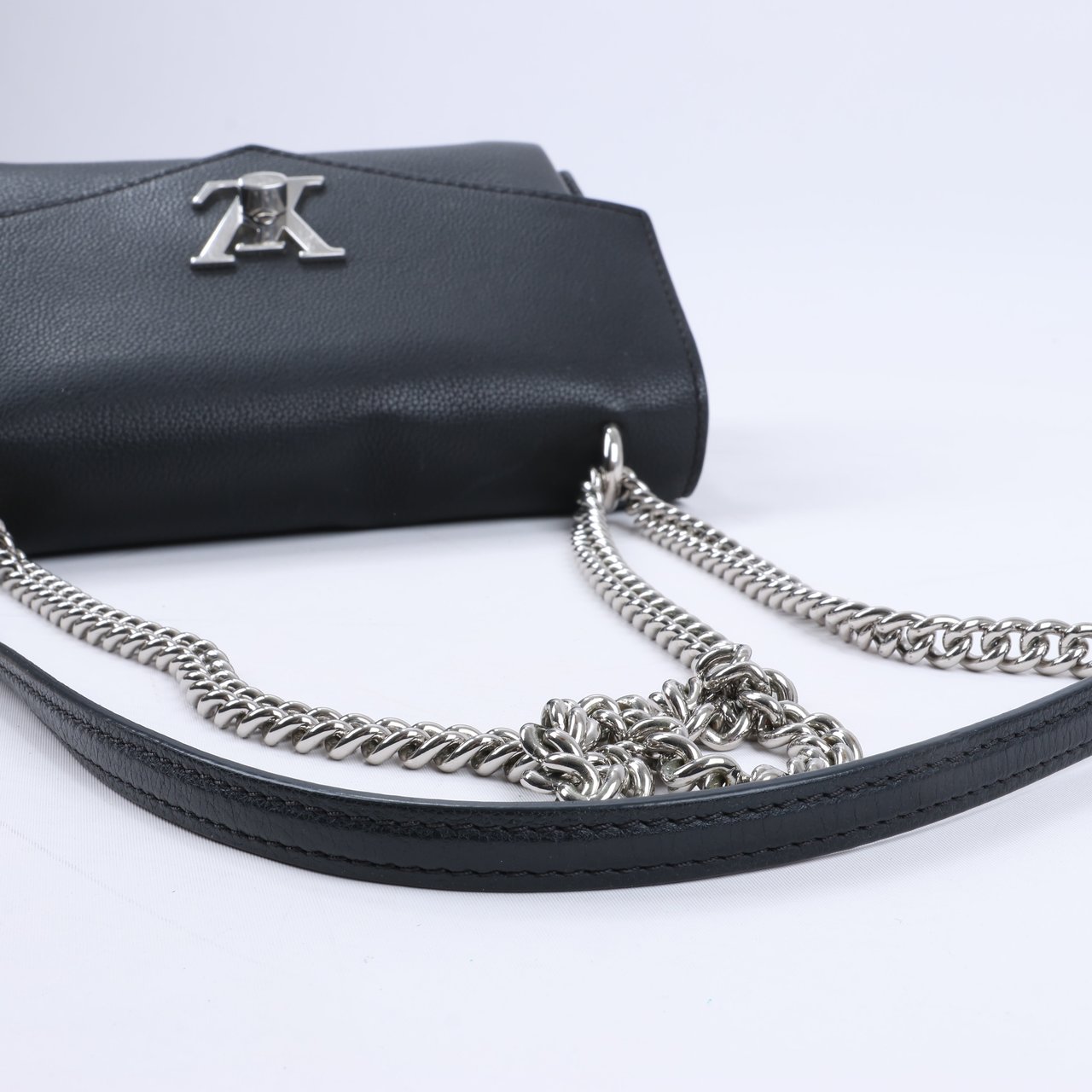 Louis Vuitton Louis Vuitton Cuir Taurillon MyLockMe BB 2Way Handbag in Black Zwart