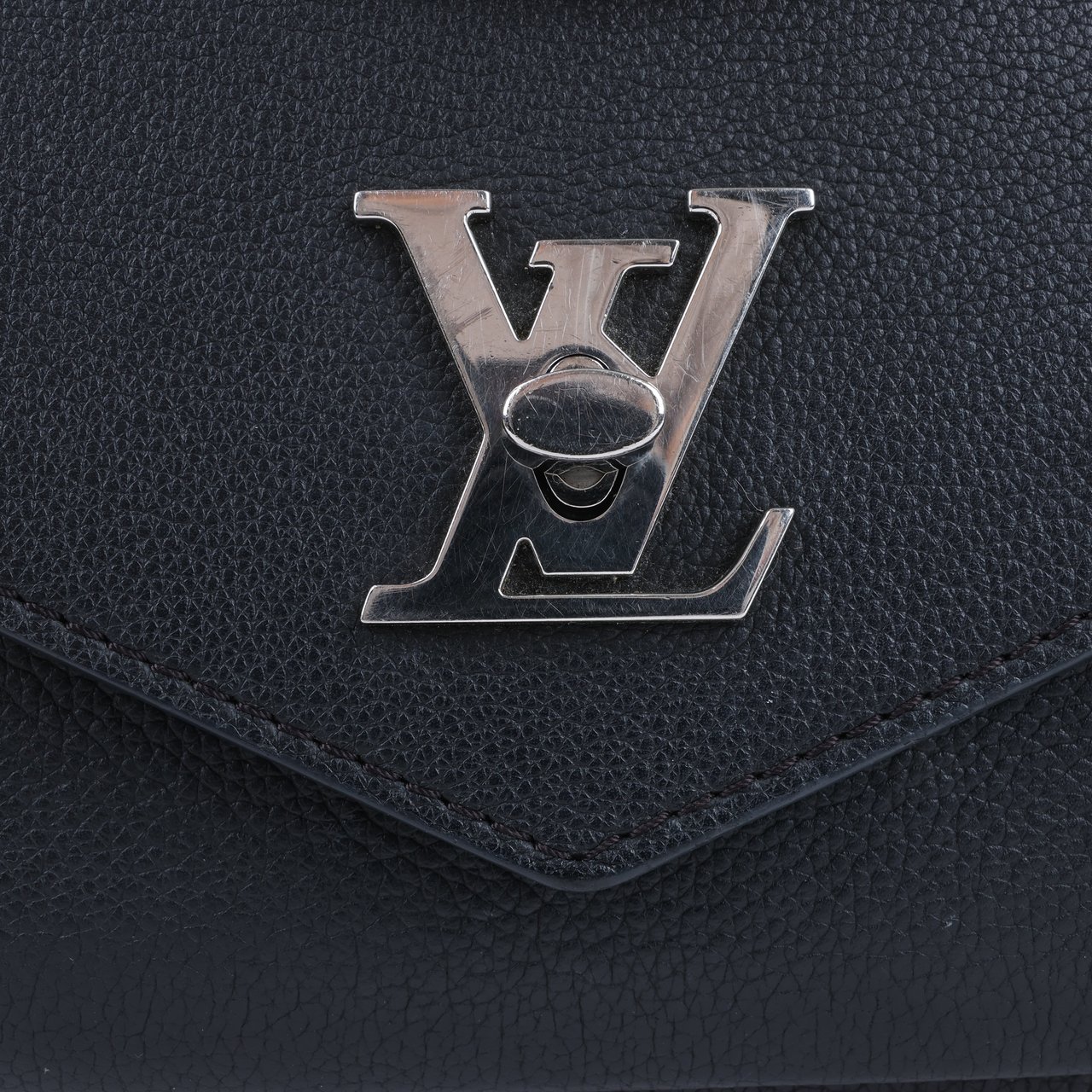 Louis Vuitton Louis Vuitton Cuir Taurillon MyLockMe BB 2Way Handbag in Black Zwart
