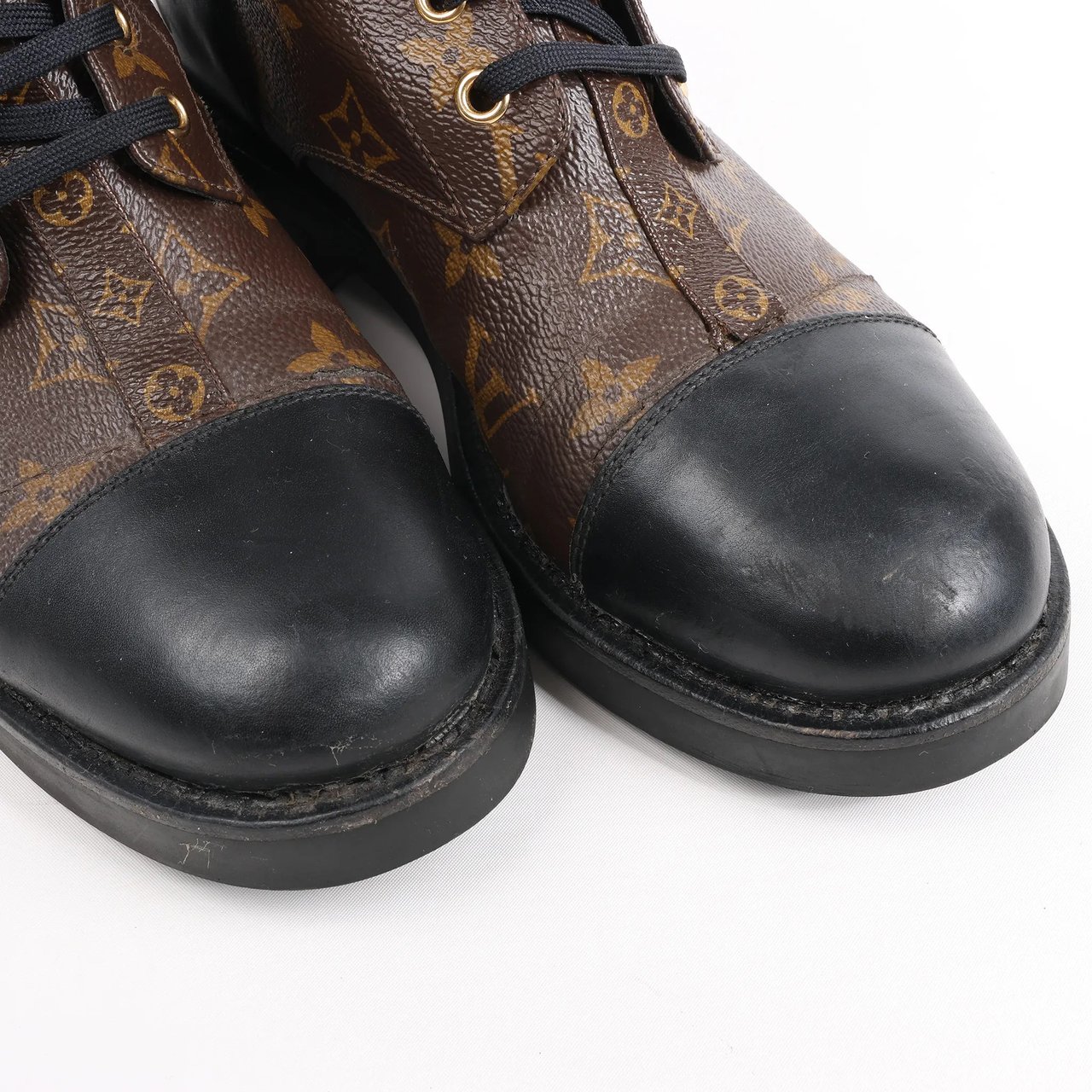 Louis Vuitton Louis Vuitton Monogram Wonderland Flat Ranger Ankle Boots in Black, Size 39 EU Bruin
