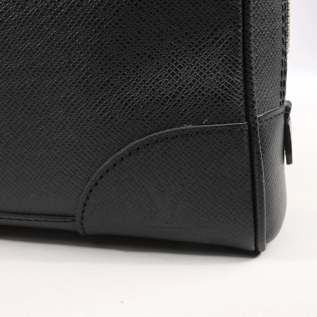 Louis Vuitton Louis Vuitton Porte Alexander Taiga Leather Handbag in Black M31162 Zwart