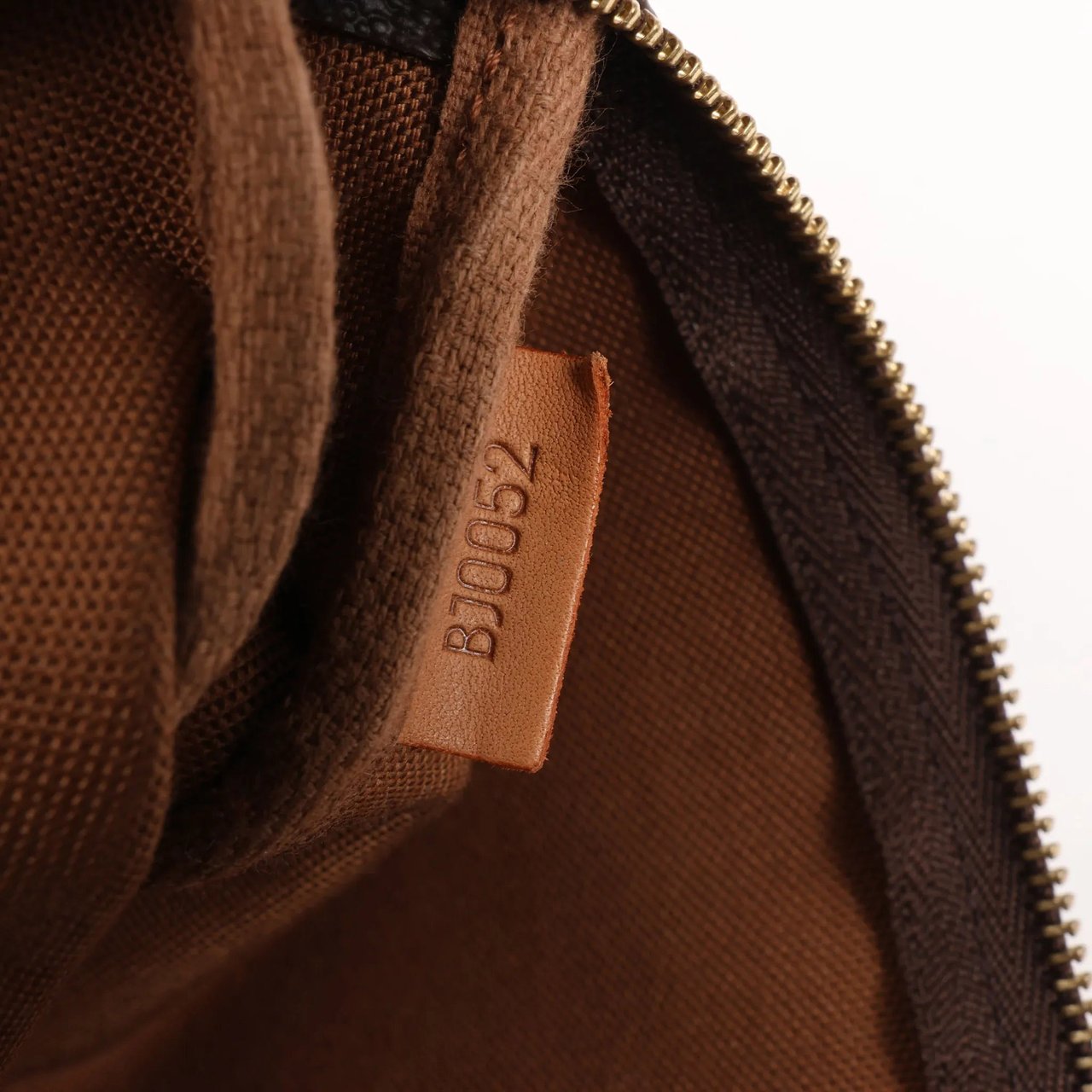 Louis Vuitton Louis Vuitton Pochette Accessoir Monogram Canvas Handbag in Brown M51980 Bruin