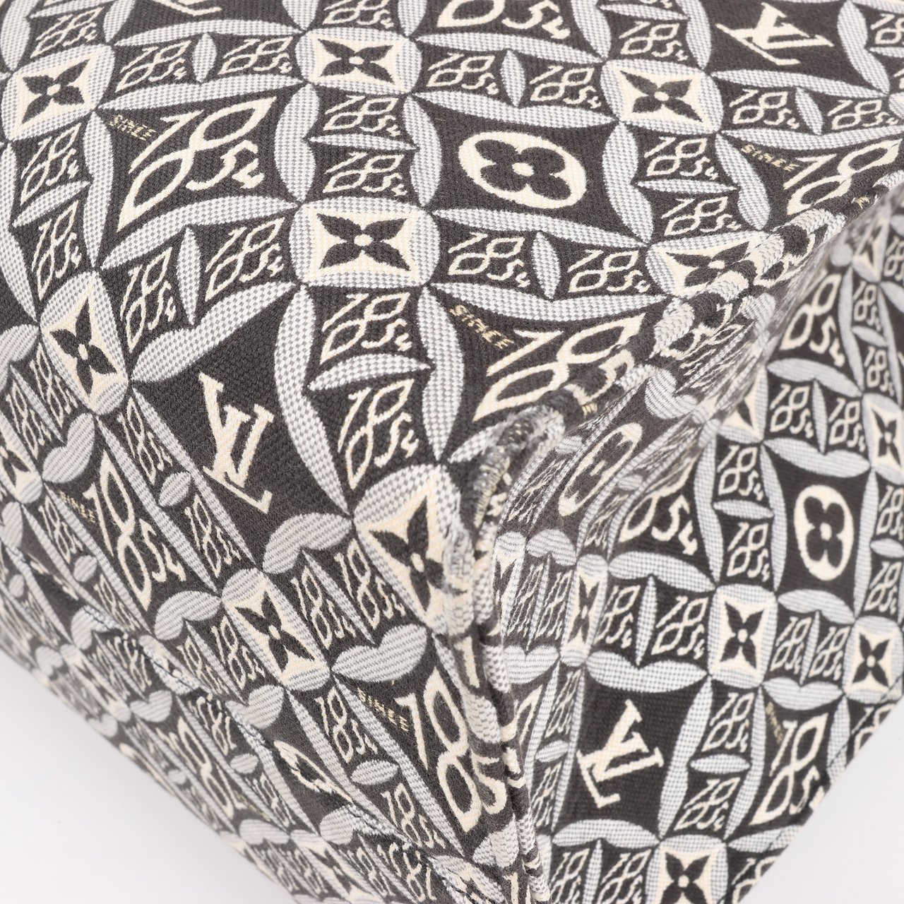 Louis Vuitton Louis Vuitton Since 1854 OnTheGo GM Handbag in Black x White M57207 Divers