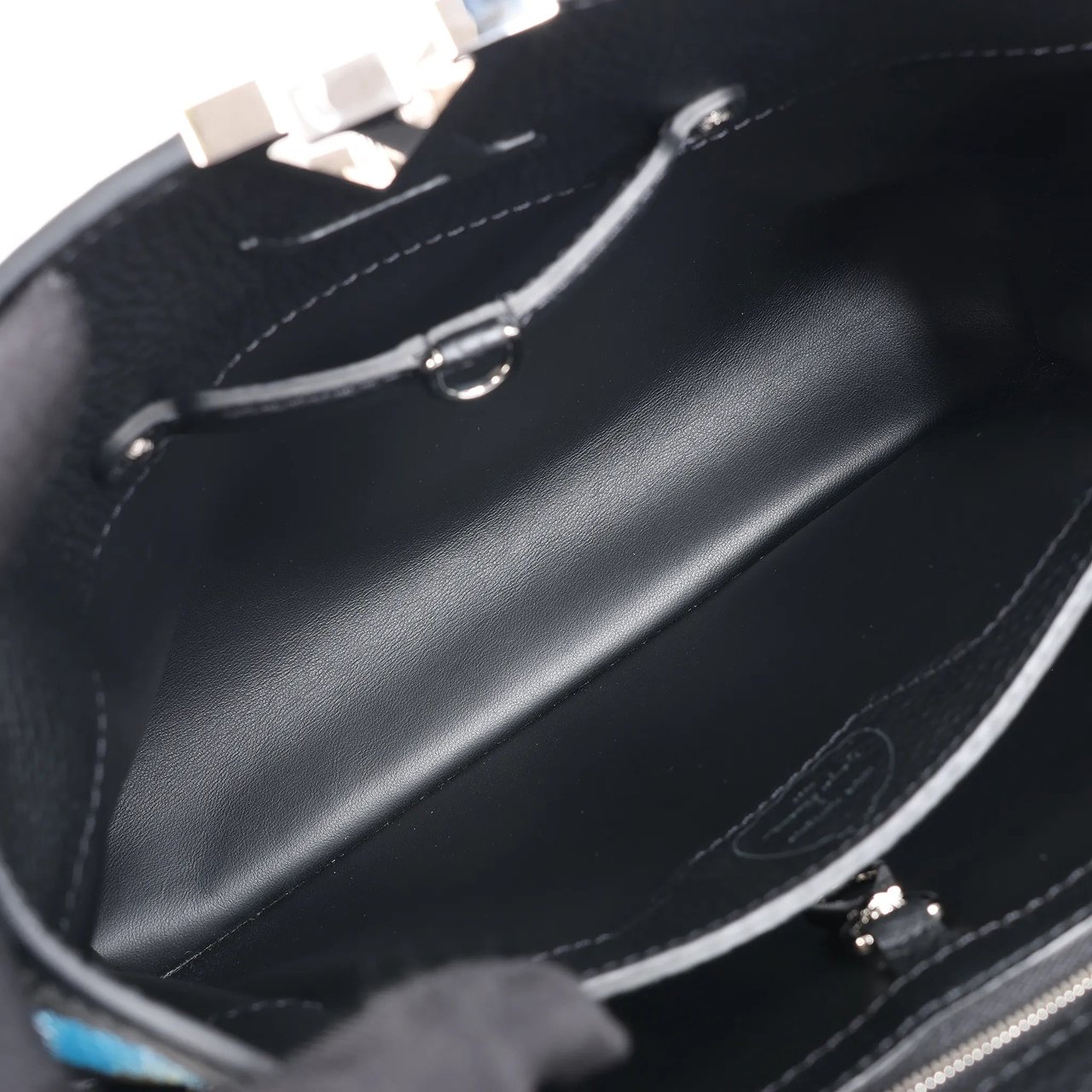 Louis Vuitton Louis Vuitton x Taurillon Capucines MM 2Way Handbag in Black M21663 Zwart