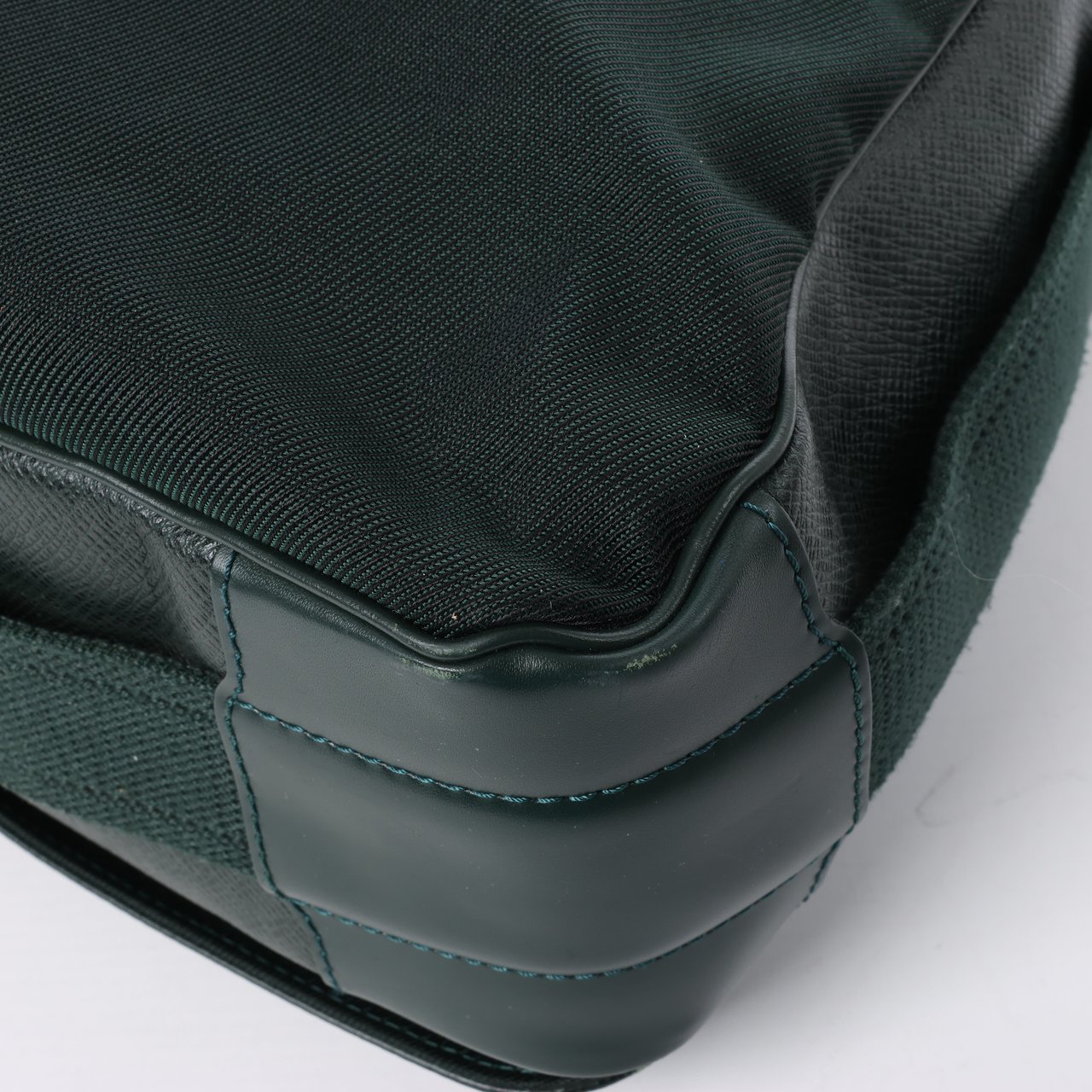 Louis Vuitton Louis Vuitton Viktor Taiga Leather Shoulder Bag in Green M30144 Divers