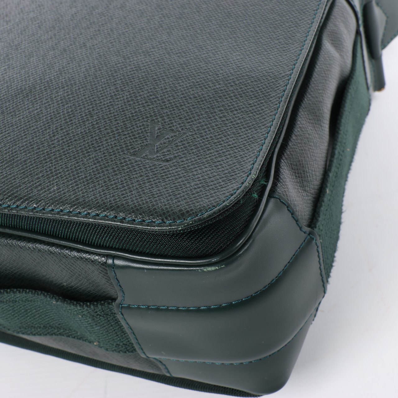 Louis Vuitton Louis Vuitton Viktor Taiga Leather Shoulder Bag in Green M30144 Divers