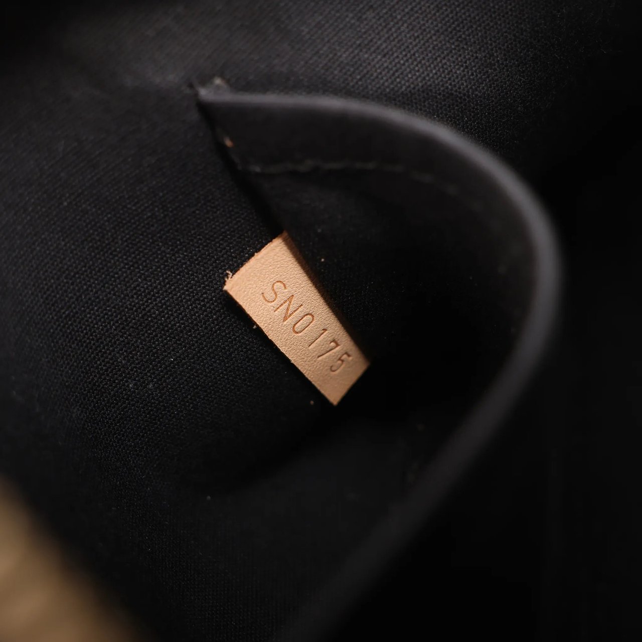 Louis Vuitton Louis Vuitton Alma BB Vernis Nicolas Squiere Handbag in Yellow x Black M50419 Roze