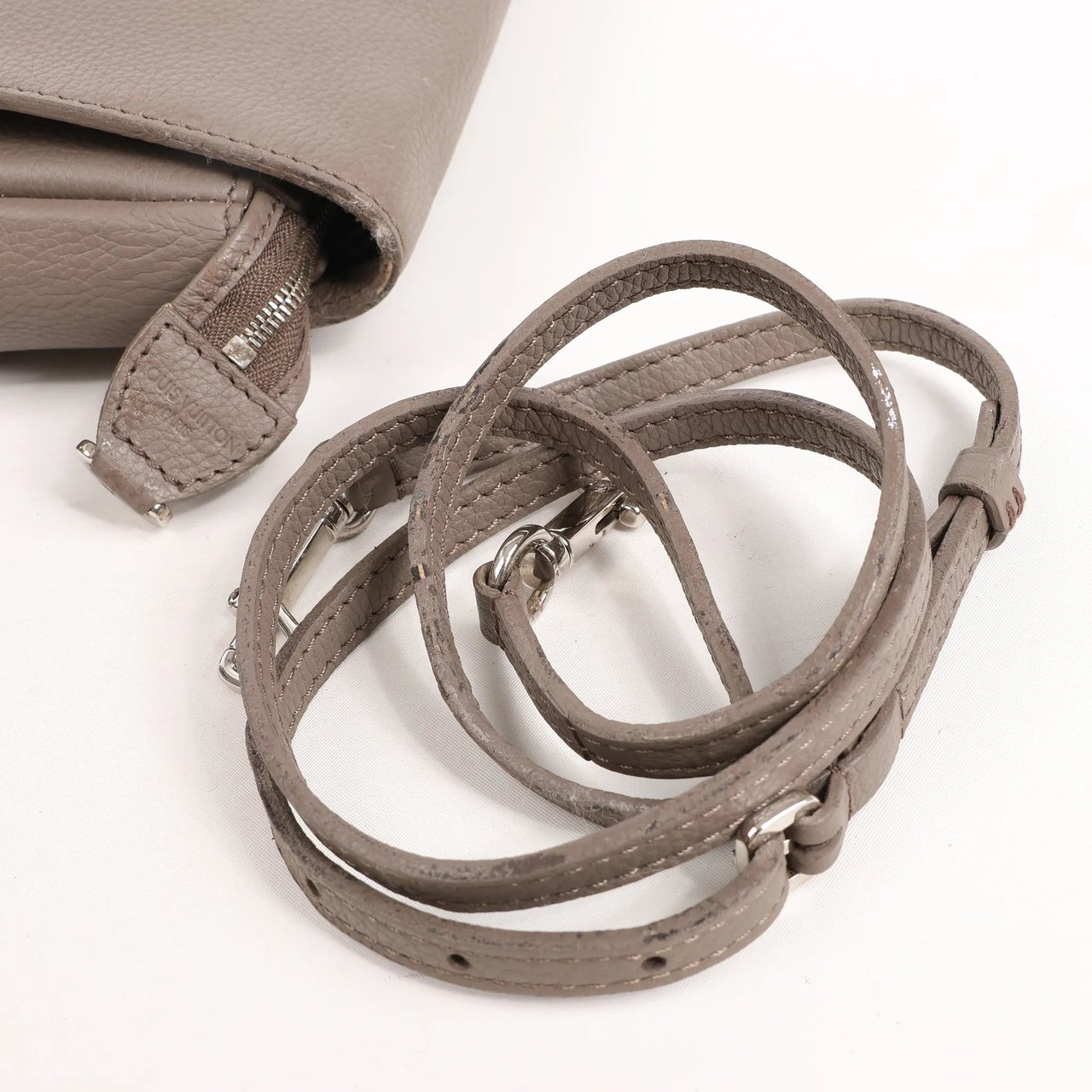 Louis Vuitton Louis Vuitton Essentiel Taurillon Clemence Crossbody Bag in Gray M94446 Grijs
