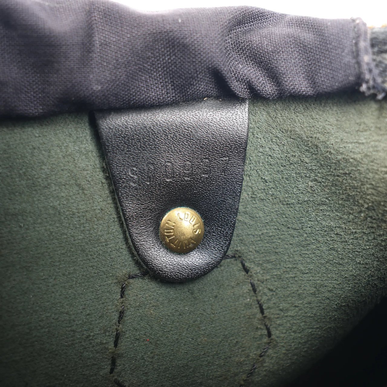 Louis Vuitton Louis Vuitton Speedy 25 Epi Leather in Black M59032 Zwart