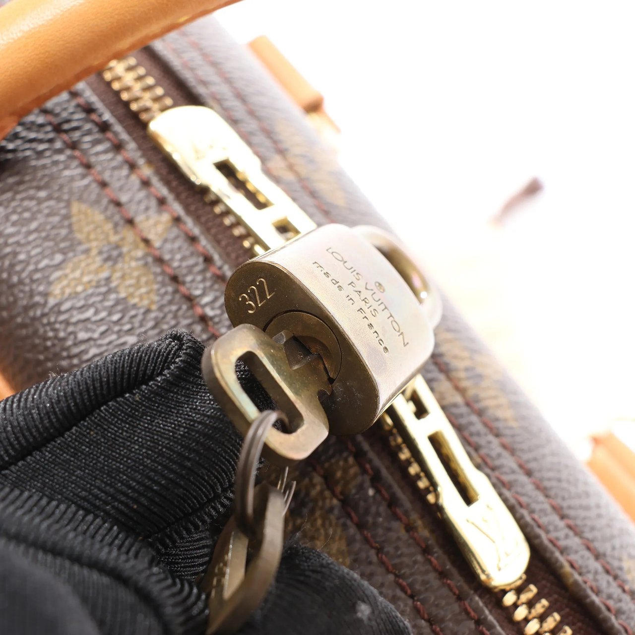 Louis Vuitton Louis Vuitton Deauville Monogram Canvas Handbag in Brown M47270 Bruin