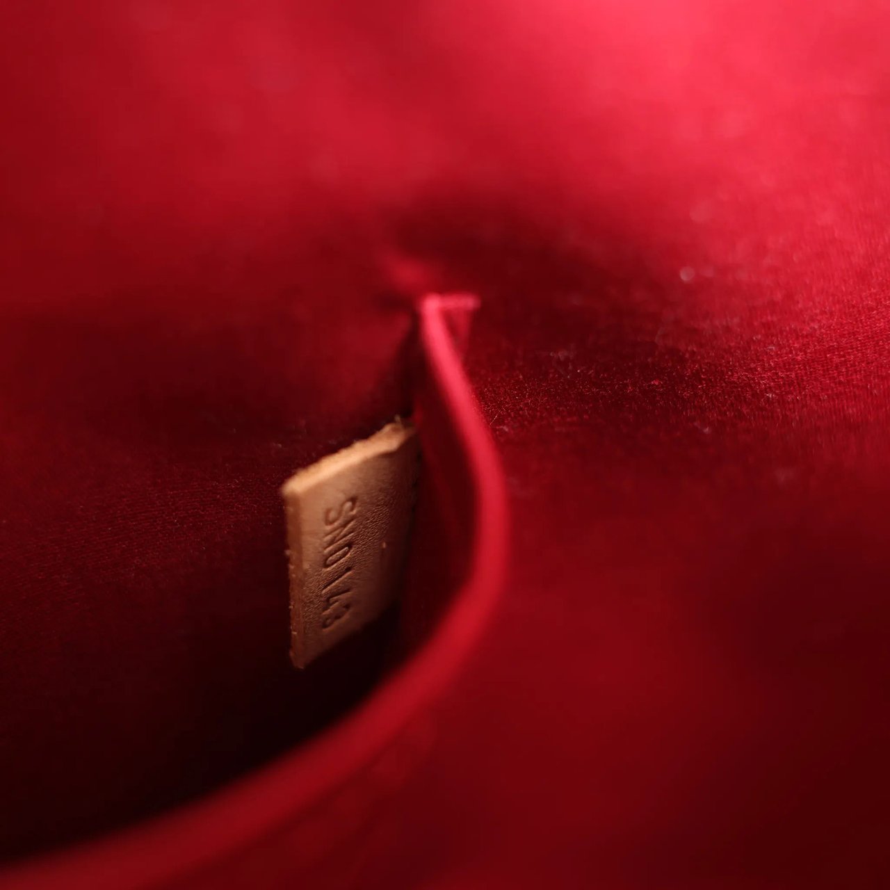 Louis Vuitton Louis Vuitton Alma GM Vernis Leather Handbag in Red M93596 Divers