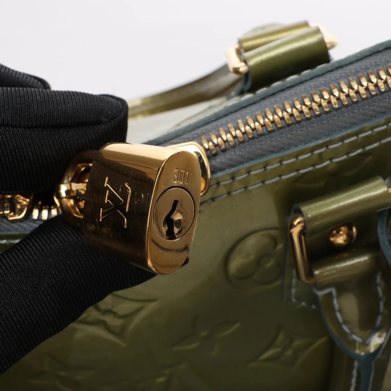 Louis Vuitton Louis Vuitton Alma GM Vernis Leather Handbag in Green M91558 Divers