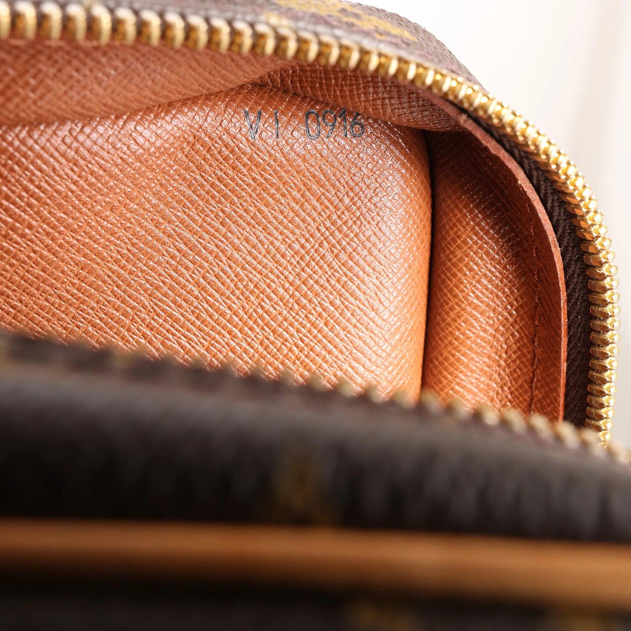 Louis Vuitton Louis Vuitton Porte Documents Voyage Monogram Canvas Handbag in Brown M53361 Bruin