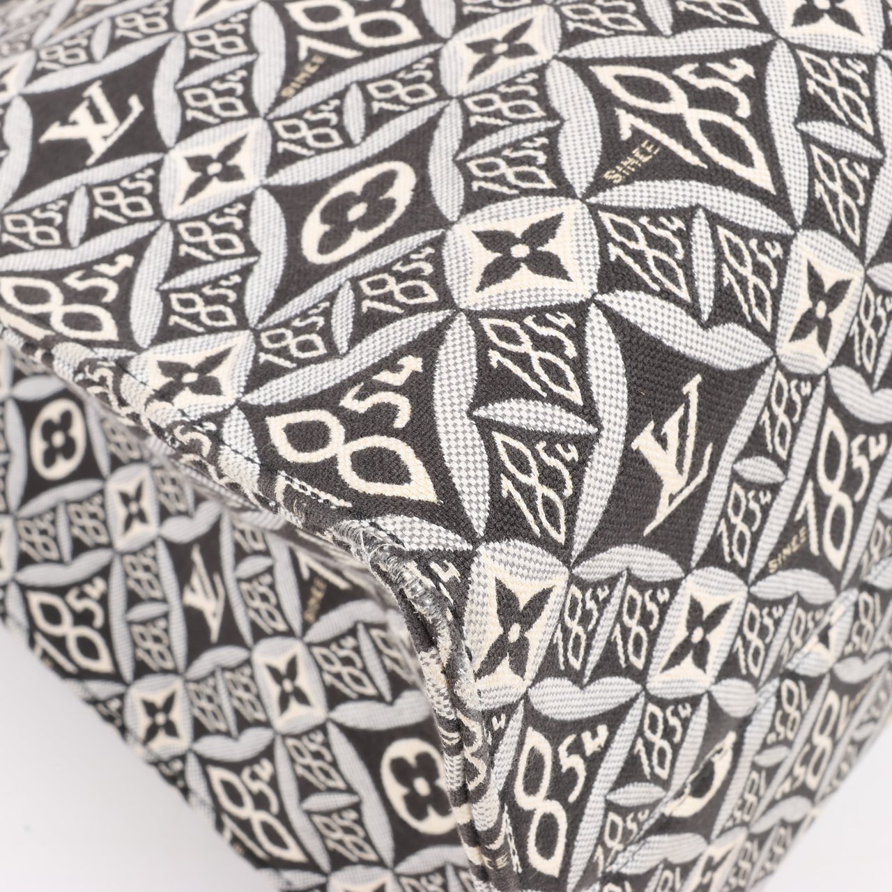 Louis Vuitton Louis Vuitton Since 1854 OnTheGo GM Handbag in Black x White M57207 Divers