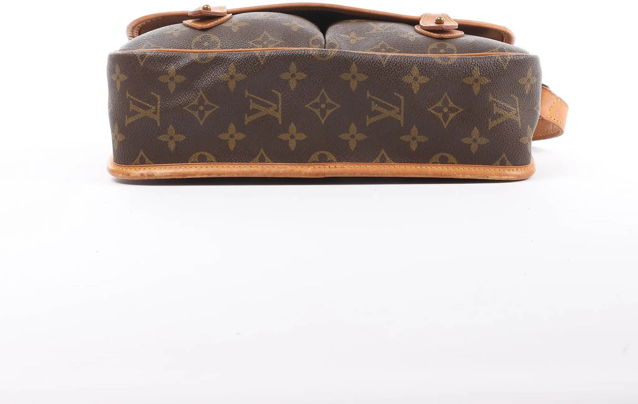 Louis Vuitton Louis Vuitton Gibecière MM Monogram Canvas Crossbody Bag in Brown M42247 Bruin