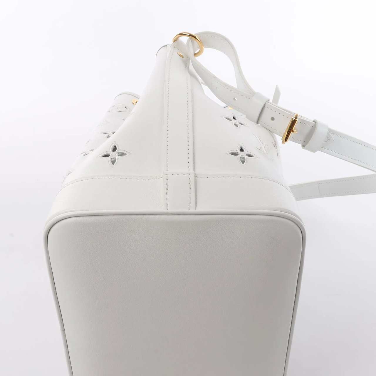 Louis Vuitton Louis Vuitton Petit Noe NM Monogram Cutout Shoulder Bag in White M20740 Wit