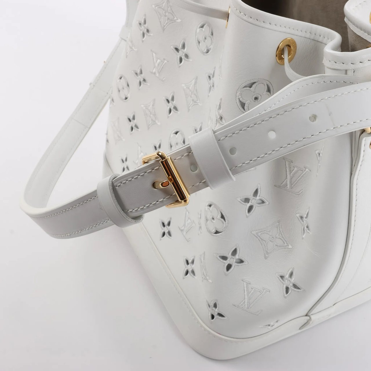 Louis Vuitton Louis Vuitton Petit Noe NM Monogram Cutout Shoulder Bag in White M20740 Wit