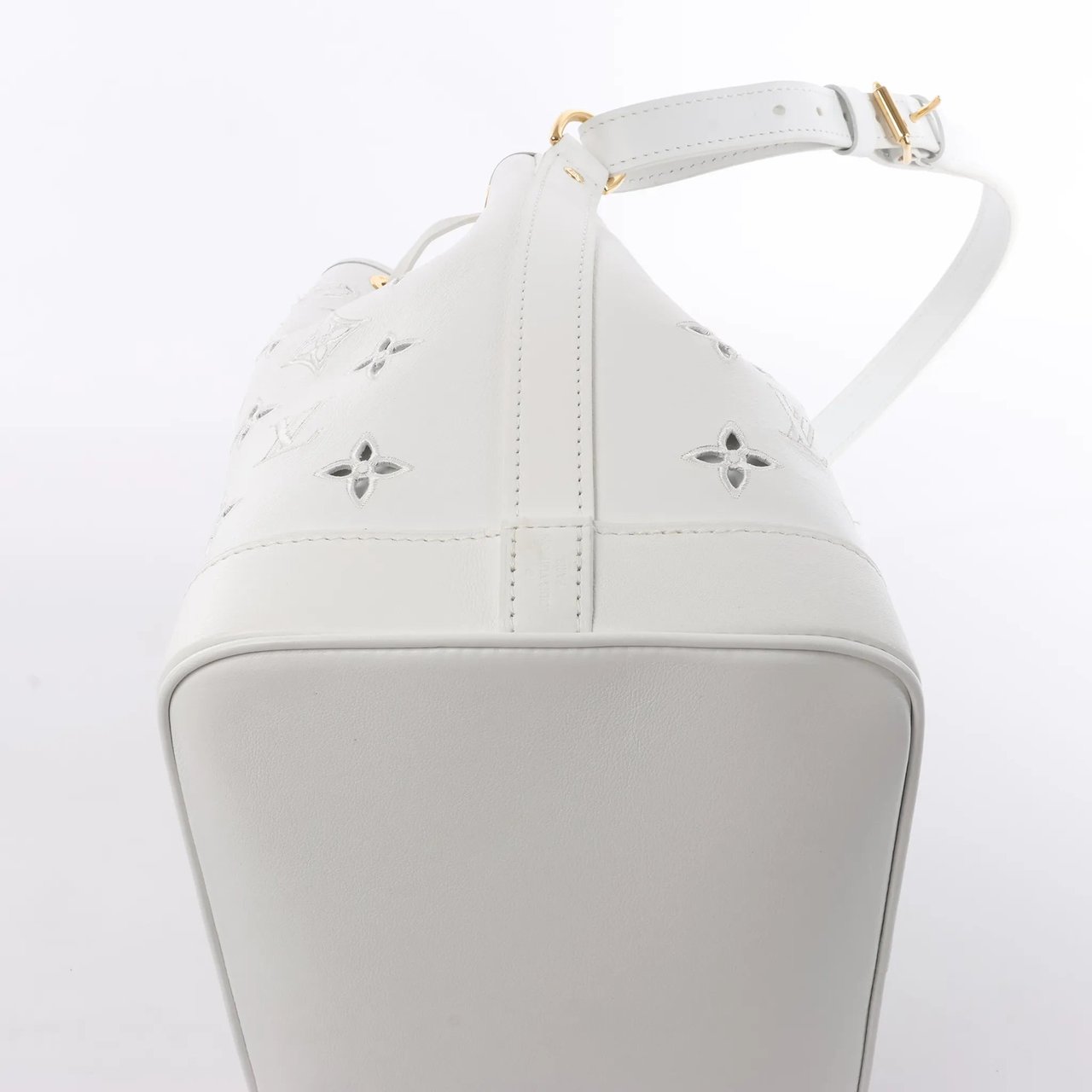 Louis Vuitton Louis Vuitton Petit Noe NM Monogram Cutout Shoulder Bag in White M20740 Wit