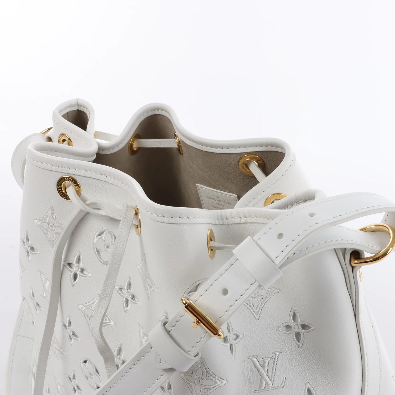 Louis Vuitton Louis Vuitton Petit Noe NM Monogram Cutout Shoulder Bag in White M20740 Wit