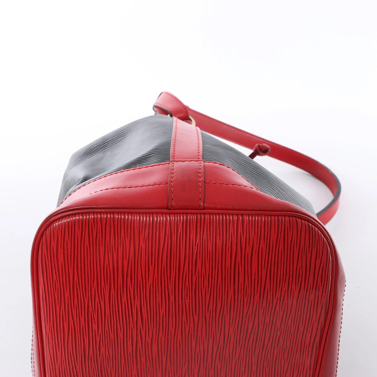 Louis Vuitton Noe Epi Leather Shoulder Bag in Black x Castilian Red M44017 Divers