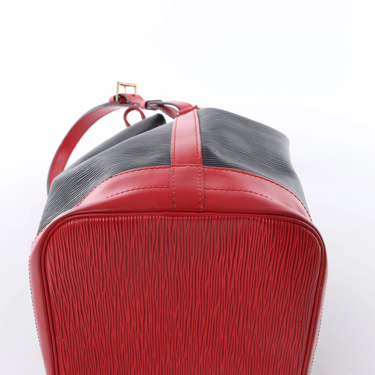 Louis Vuitton Noe Epi Leather Shoulder Bag in Black x Castilian Red M44017 Divers